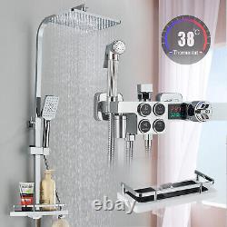 Ensemble de douche thermostatique avec mitigeur chromé et système de robinetterie à double tête exposée dans la salle de bain.