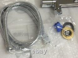 Robinet mitigeur thermostatique pour baignoire/douche moderne, chromé, monté sur le bord de la baignoire.